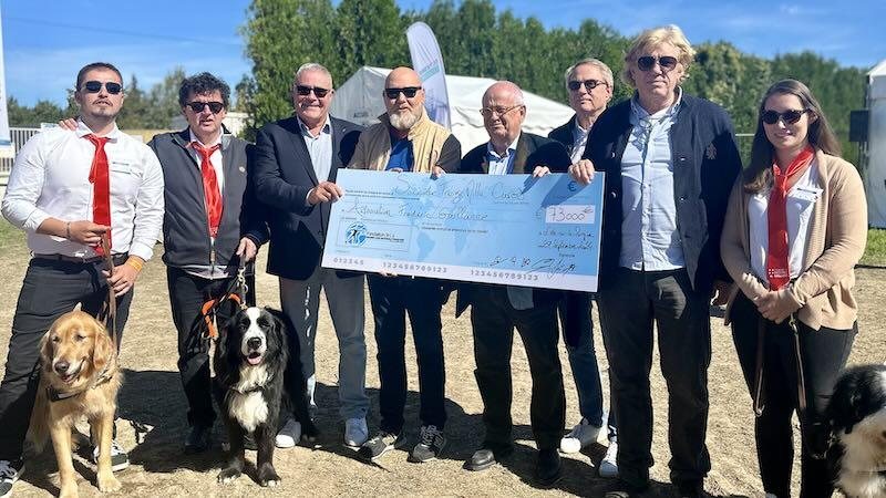 Remise de 3 chiens guides à des enfants aveugles grâce à la générosité de nos donateurs