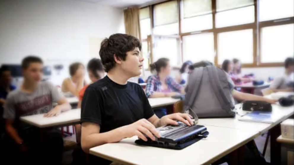 DU MATERIEL INFORMATIQUE POUR LA SCOLARITE D'UN JEUNE MALVOYANT